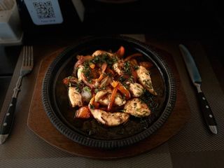 Сковорідка з куркою та овочами