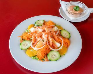 Salada de camarão com molho de cocktail