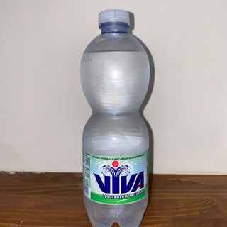 Acqua leggermente frizzante