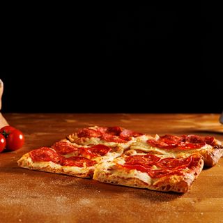 Pizza LUCA cu salam picant - Felie