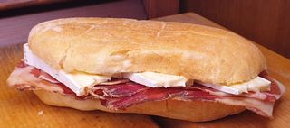 Panino con speck e brie
