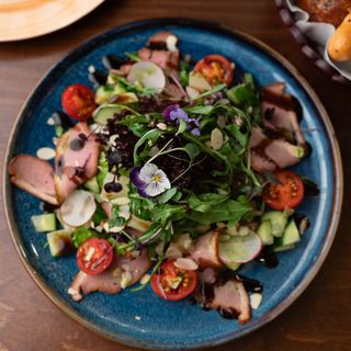 микс салат с копченой уткой и ананасом