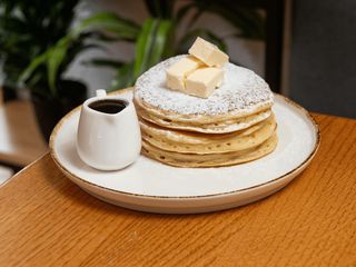 Панкейки з кленовим сиропом та вершковим маслом