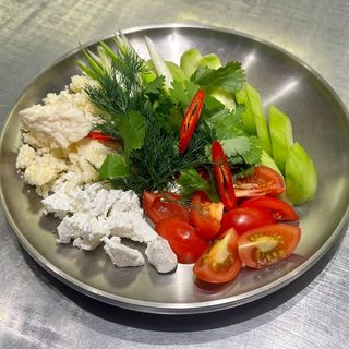 Мікс зелені та овочів з сирами