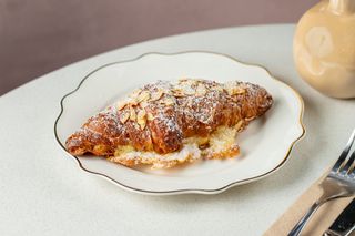 კრუასანი ნუშის კრემით