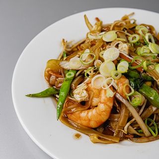 Tallarines De Arroz Con Vegetales Y Gambas