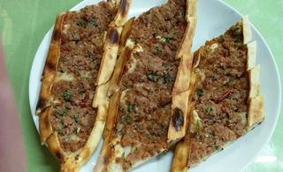 Pide carne kebap e salsa