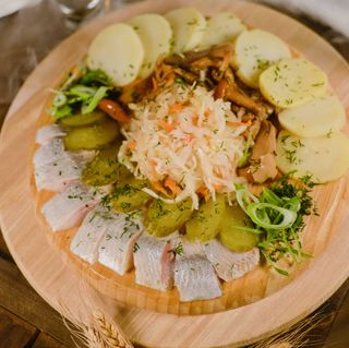 Aringa con patate e verdure marinate