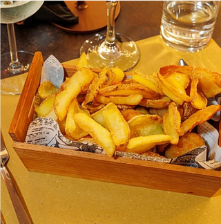 Patate fritte con buccia