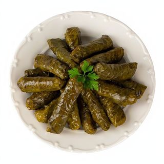 Hojas De Parra Rellenas De Arroz Y Especias En Salsa De Tomate