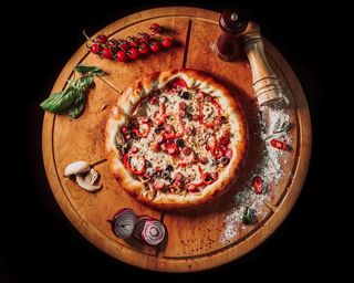 Pizza Dawi's cu pui si margine de cascaval Ø40cm + Coca Cola