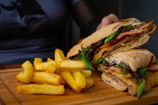 Sándwich de milanesa de ternera 