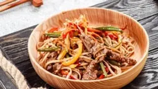 Udon saltati con uova, manzo e verdure