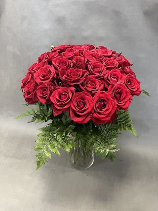 Bukiet 21 czerwonych róż z zielenią dekoracyjną