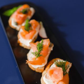 Брускети с филе от сьомга и крем сирене (6бр)