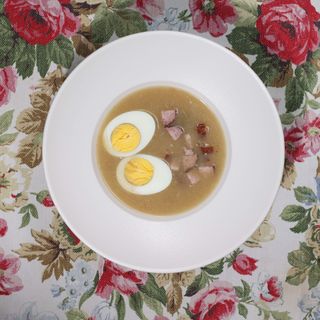 Żurek z jajkiem i kiełbasą