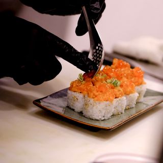 Uramaki Salmó Picant (8pc)