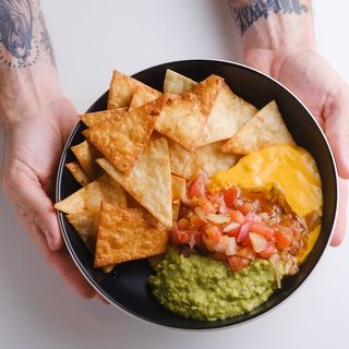 Los Totopos Con Guacamole