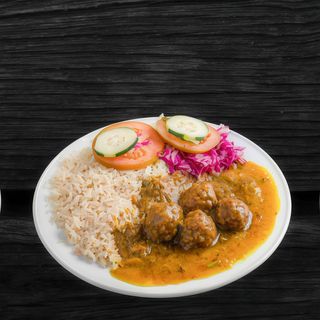 Albóndigas Con Arroz Y Ensalada