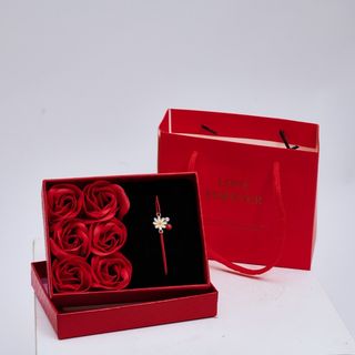 Cutie trandafiri de sapun + bratara martisor