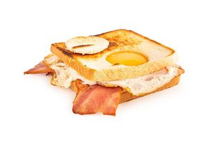 Sándwich bacon, queso Edam y huevo