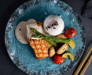 Somon cu orez si sos de mustar