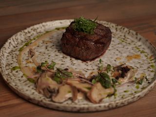 Стейк філе міньйон з грибним соусом (180/70/40g)