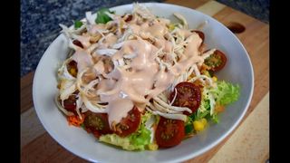 Ensalada De Pollo Con Salsa Rosa