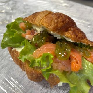 Croissant  Con Salmón Ahumado y crema de queso con pepinillo dulce 