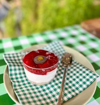 Semifreddo Fior Di Panna Con Salsa Alle Fragole E Crumble