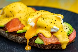 Huevos Benedict Con Salmón