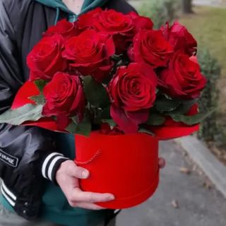 Flower box róża czerwona rozmiar M 