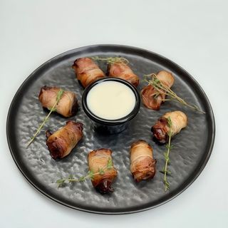 Dátiles envueltos en panceta con almendra