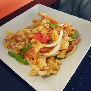 72A-Tiras De Pollo Crujiente Con Salsa De Miel Y Picante