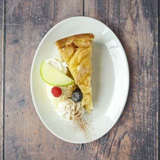 Apple & Sultana pie with Vanilla ice Cream