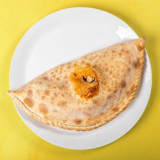 კალცონე ლორითა და სოკოთი დიდი