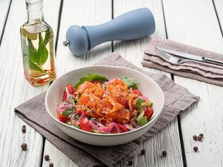 Салат зі слобосоленим лососем (200g)