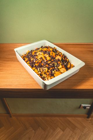 Riso Venere con gamberi e verdure