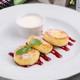 Сирники зі сметаною та ягідним джемом (150/30г)