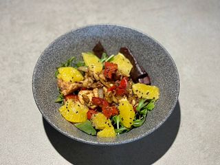 Теплий салат з курчам (220g)