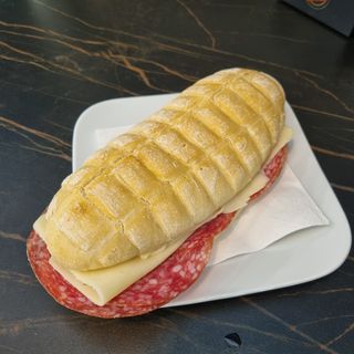 Ciabatta 120 g con salame e formaggio