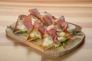 Brusketi sa pršutom