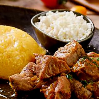 Tochitura de porc cu mămăligă si ardei iute