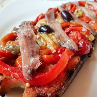 Tosta De Anchoas Con Pimiento Escalivado