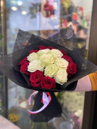  #20. თეთრი და წითელი პრემიუმ ხარისხის ჰოლანდიური ვარდების თაიგული