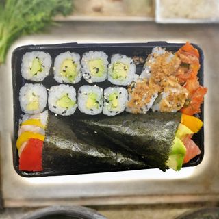 66. Sushi Combinado