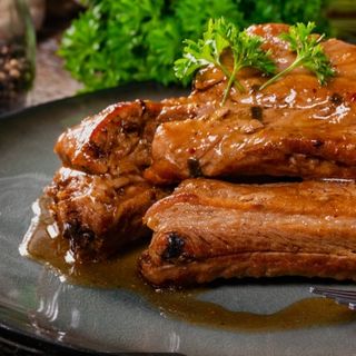 Menù costine + Patatine + pane+bibita in lattina + ketchup + maionese 