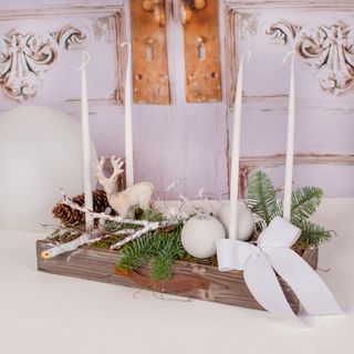 Aranjament cu cerb si lumanari albe