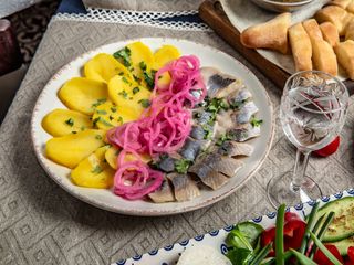 Hering ușor sărat, servit cu cartofi fierți și ceapă marinată