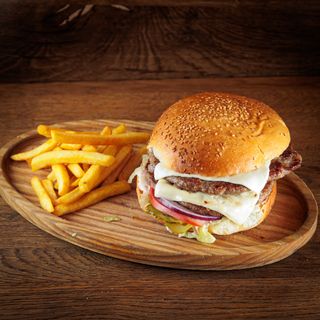 Double decker double cheeseburger sa pomfritom